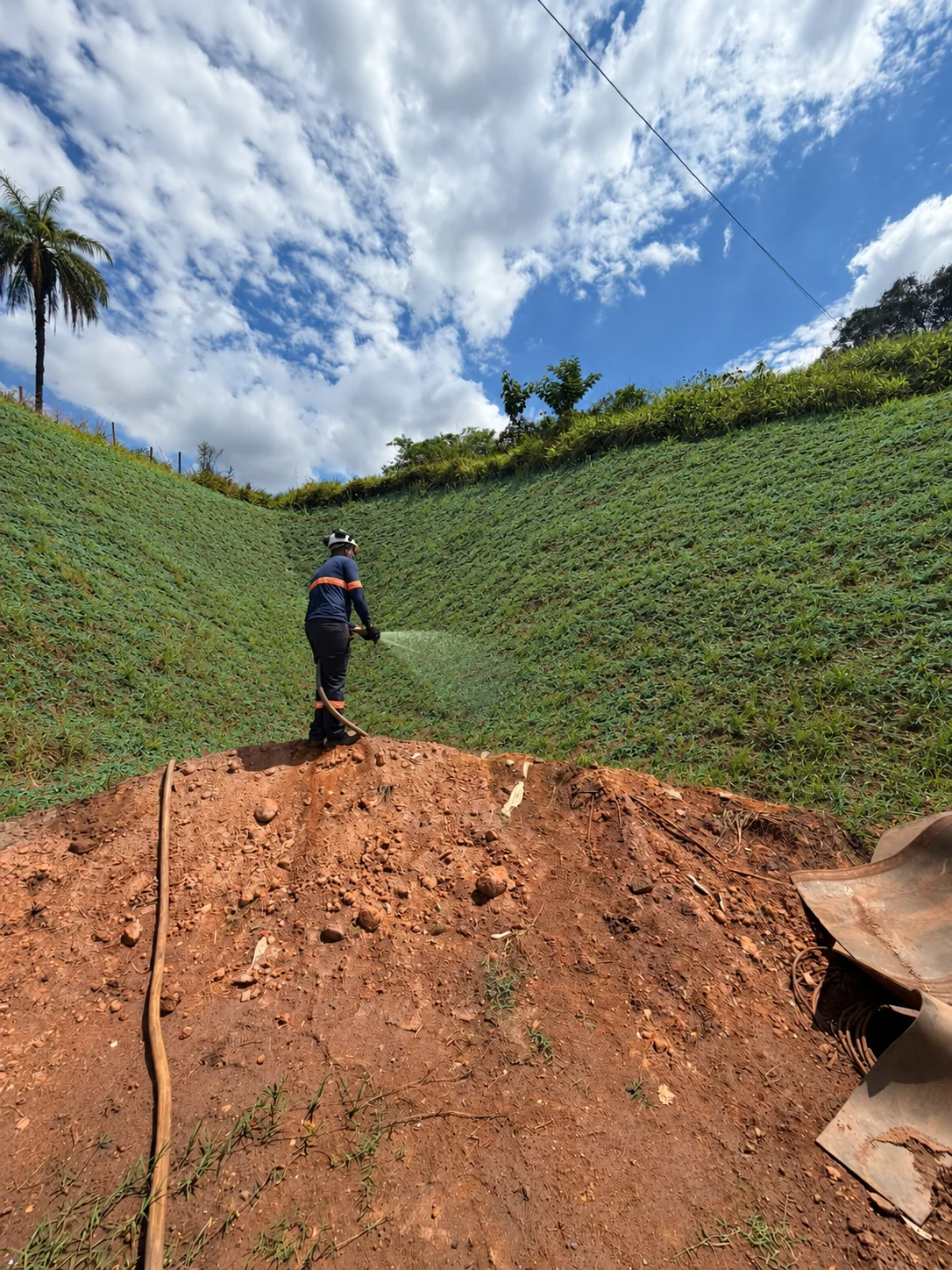 Hidrossemeadura em campo — talude em aclive acentuado