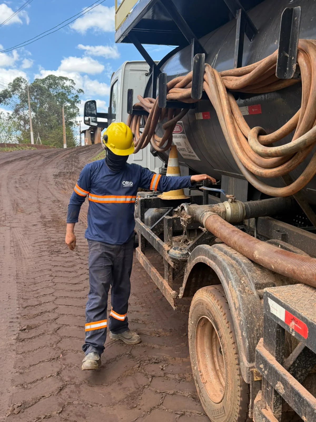 Hidrossemeadura em campo — área de infraestrutura recuperada